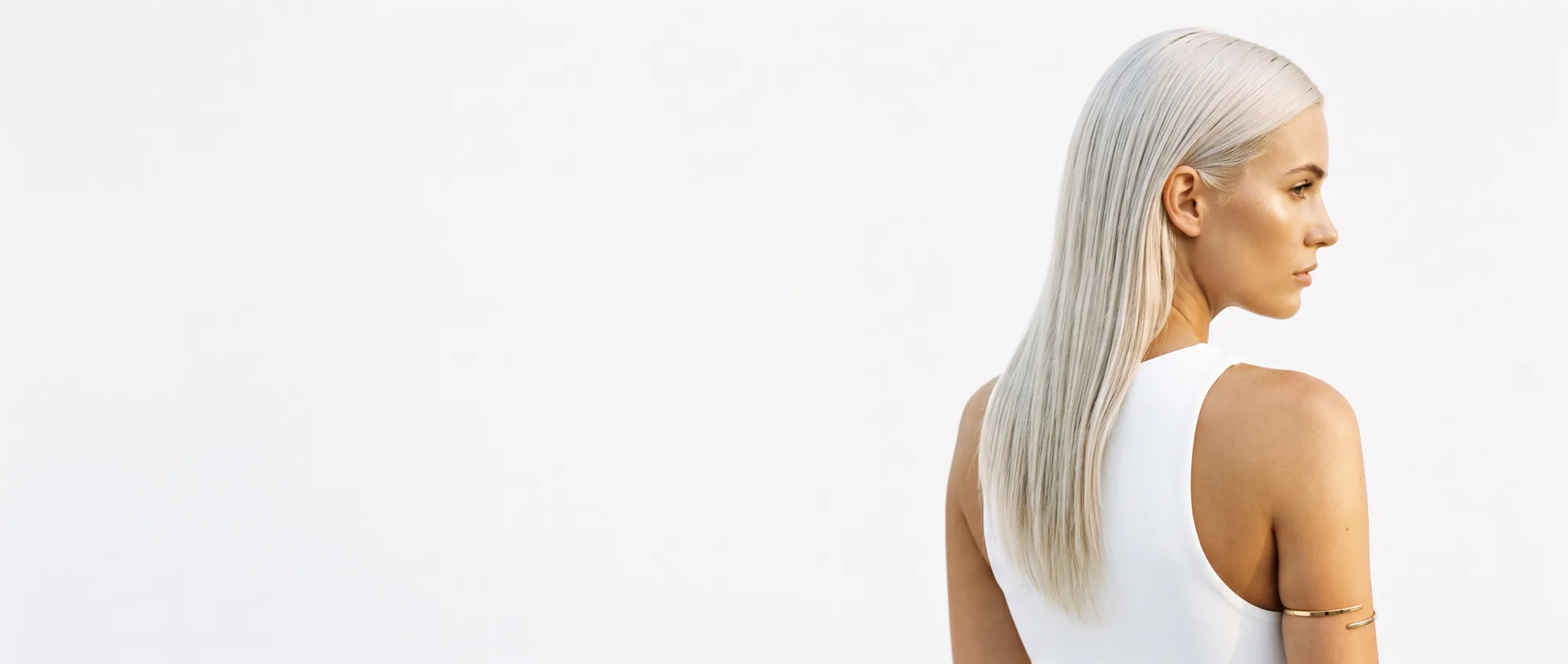Una donna di tre quarti con capelli biondo platino lisci, senza riflessi gialli